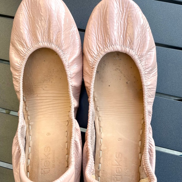 🥿 GUC Blush Patent Tieks 🥿 - Picture 8 of 10
